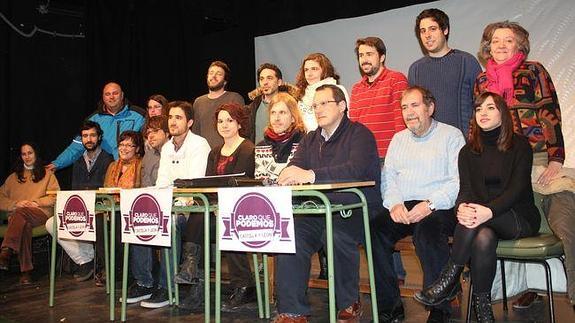 Pablo Fernández, junto a miembros de la candidatura 'Claro que podemos'. 