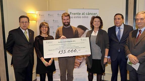 Entrega de la beca de investigación y de los reconocimientos a El Norte y Artemio Domínguez por parte de la AECC.