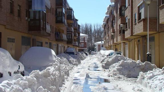 Los vecinos limpian las calles de Aguilar.