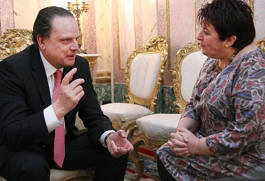 Mario Amilivia, con Clara Luquero en la Sala Blanca del Ayuntamiento.