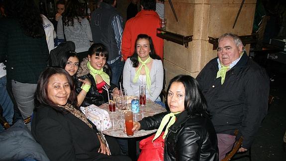 Participantes en una caravana del amor celebrada en Cantalejo degustan un refresco. El Norte