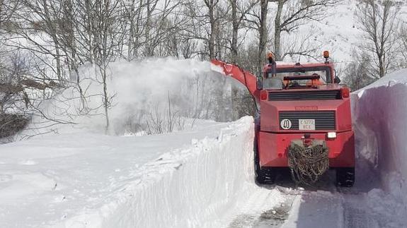 Una fresadora abre camino hacia una de las localidades aisladas.