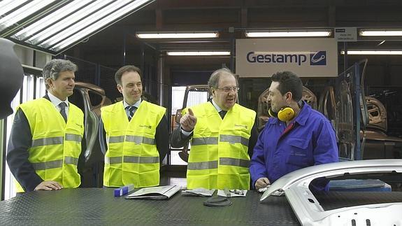 Herrera habla con un trabajador de Gestamp, en presencia del presidente de la empresa, Francisco Riberas, y del gerente, Miguel Paniagua, durante la visita a las instalaciones este viernes. 