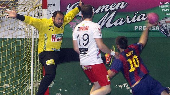 El barcelonista Oriol Rey remata ante David de Diego en el partido de ida. 