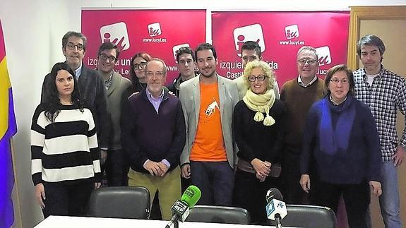 Integrantes de Izquieda Unida Salamanca en la sede de su partido.