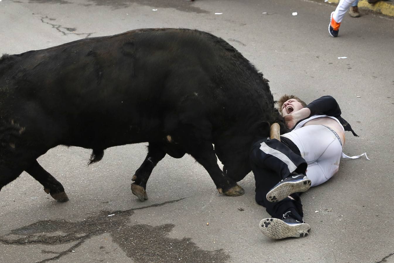 Instante en el que el joven estadounidense es empitonado por el toro. 