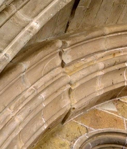 Este desplazamiento de bloques de sillería ha 'sobrevivido' a las restauraciones en la Catedral de Segovia.