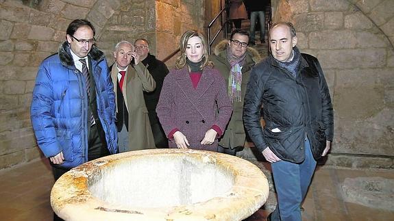 Hernández, a la derecha, con la consejera de Cultura, Alicia García, en la catedral el miércoles, su último acto público.