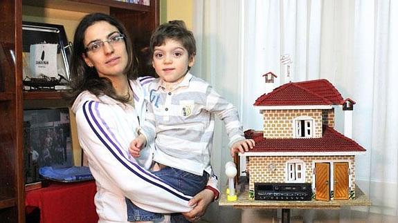 Marta Álvarez, junto a su hijo Lorenzo García en la sede de la asociación. 