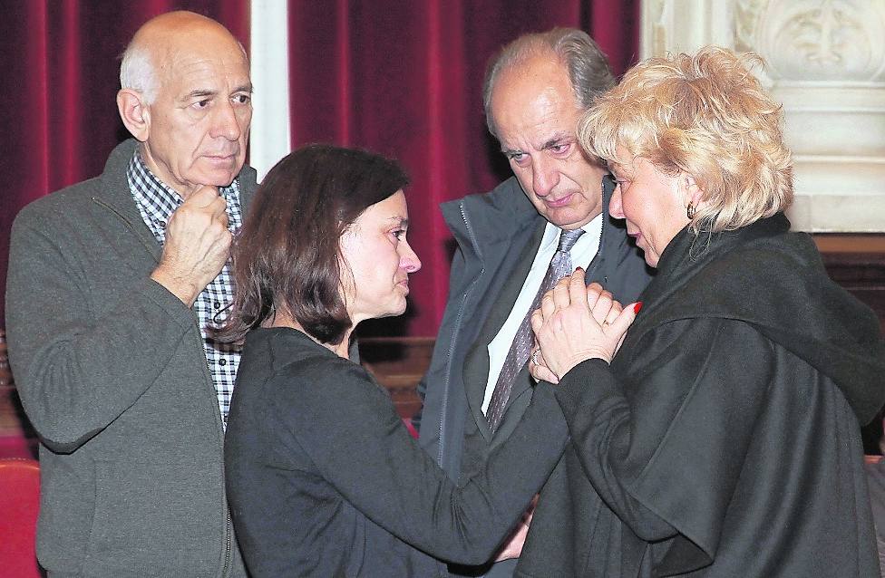 Lucía Urbán y Juan Manuel González Serna, propietarios del Grupo Siro, consuelan ayer a María Antonia Pardo, esposa del presidente de la Diputación