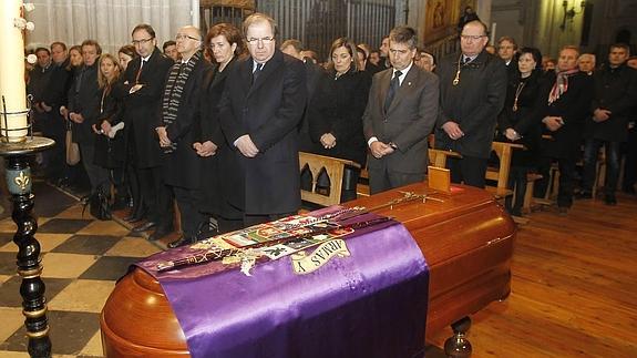 El presidente de la Junta, Juan Vicente Herrera, delante del féretro con los restos de José María Hernández.