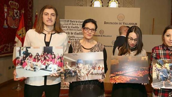 Las ganadoras del certamen junto a sus fotografías. 