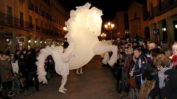 Uno de los caballos hinchables de la compañía Des Quidams, que abrieron el desfile de este martes entre cientos de curiosos.