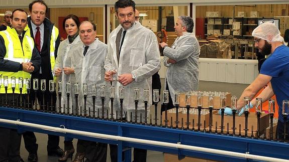 Los directivos de SGD, con los consejeros Silvia Clemente y Tomás Villanueva y el alcalde de La Granja, José Luis Vázquez, en la visita.