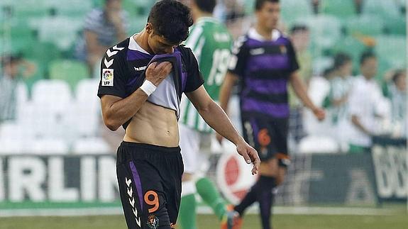 Javi Guerra se lamenta durante el Real Betis-Valladolid de la pasada campaña.