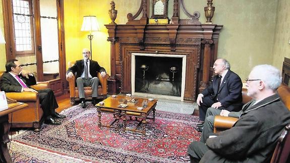 Un momento de la reunión que celebró la directiva del CEIen el despacho del rector de la Usal.