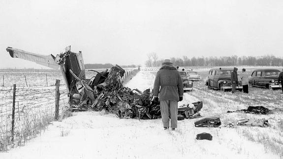 La policía observa el lugar en el que murieron Buddy Holly, Ritchie Valens y The Big Booper en un accidente de avión, en una fecha que se conoce como el día en el que murió la música.