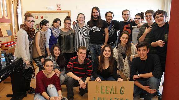 Los organizadores Borja Bermúdez-Cañete y Daniel Núñez (arriba en el centro), el 23 de febrero de 2014, con un grupo de colaboradores al finalizar en el Conservatorio las grabaciones de 24 horas para el disco de Antonio Machado. A, Tanarro