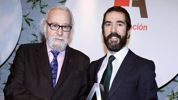 El presidente ejecutivo de Ifema, Luis Eduardo Cortés, junto a Rafael Orbegozo, durante la entrega del galardón. 