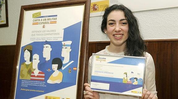 María Sobrino, muestra el diploma como ganadora del premio. 