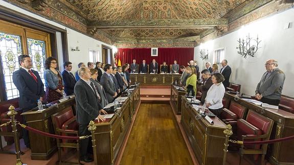 Los diputados guardan un minuto de silencio por el presidente de la Diputación de Palencia, recientemente fallecido. 
