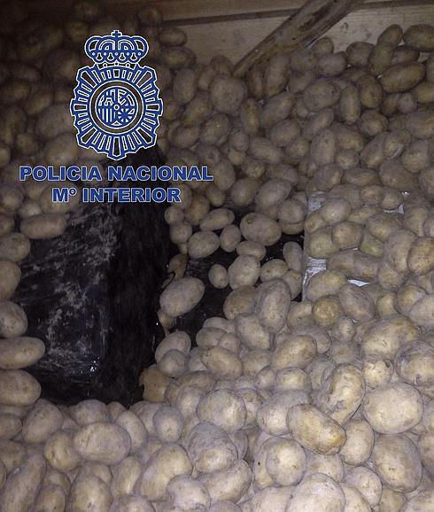 Fotografía facilitada por la Policía Nacional, que intervino en la localidad segoviana de San Rafael un tráiler procedente de Galicia que transportaba 350 kilos de cocaína de gran pureza entre un cargamento de patatas. 