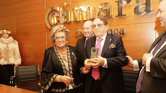 Ignacio Rivas recibe el galardón acompañado de su mujer. 