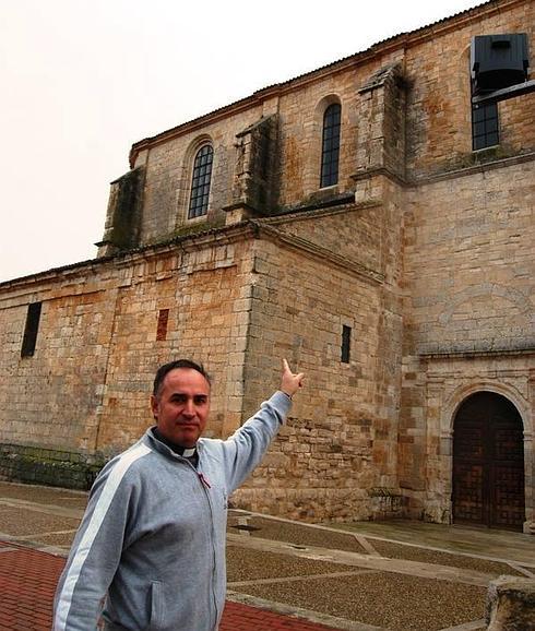 El párroco de Cigales, frente a la iglesia de la localidad.