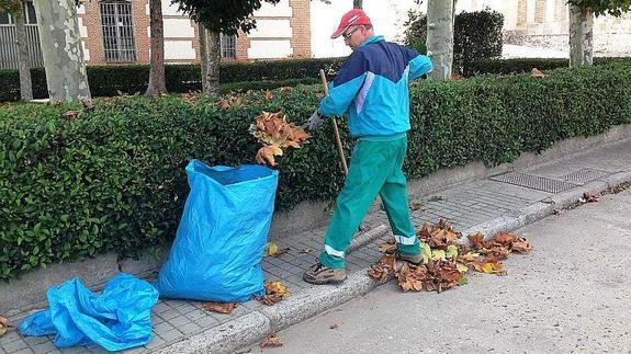 Un trabajador contratado en 2014 por uno de los ayuntamientos.