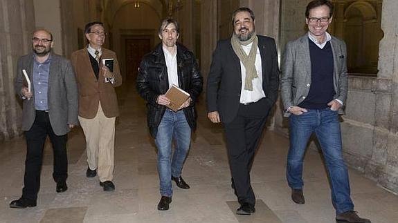 Rafael Vega, Ramón García, Enrique Berzal, Carlos Aganzo y Alfonso León, momentos antes de iniciarse la sesión del Aula de Cultura. 