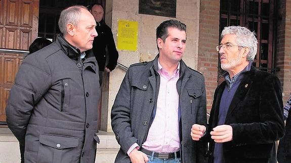 Jesús Guerrero, Luis Tudanca y Miguel Nozal, de izquierda a derecha, ayer, en Saldaña. :: inés quijano