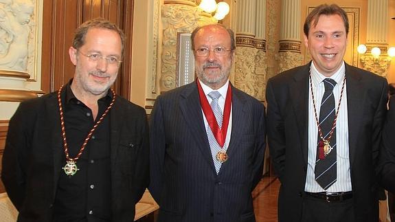 Manuel Saravia, Javier León de la Riva y Óscar Puente, durante el pleno de investidura en junio de 2011. 