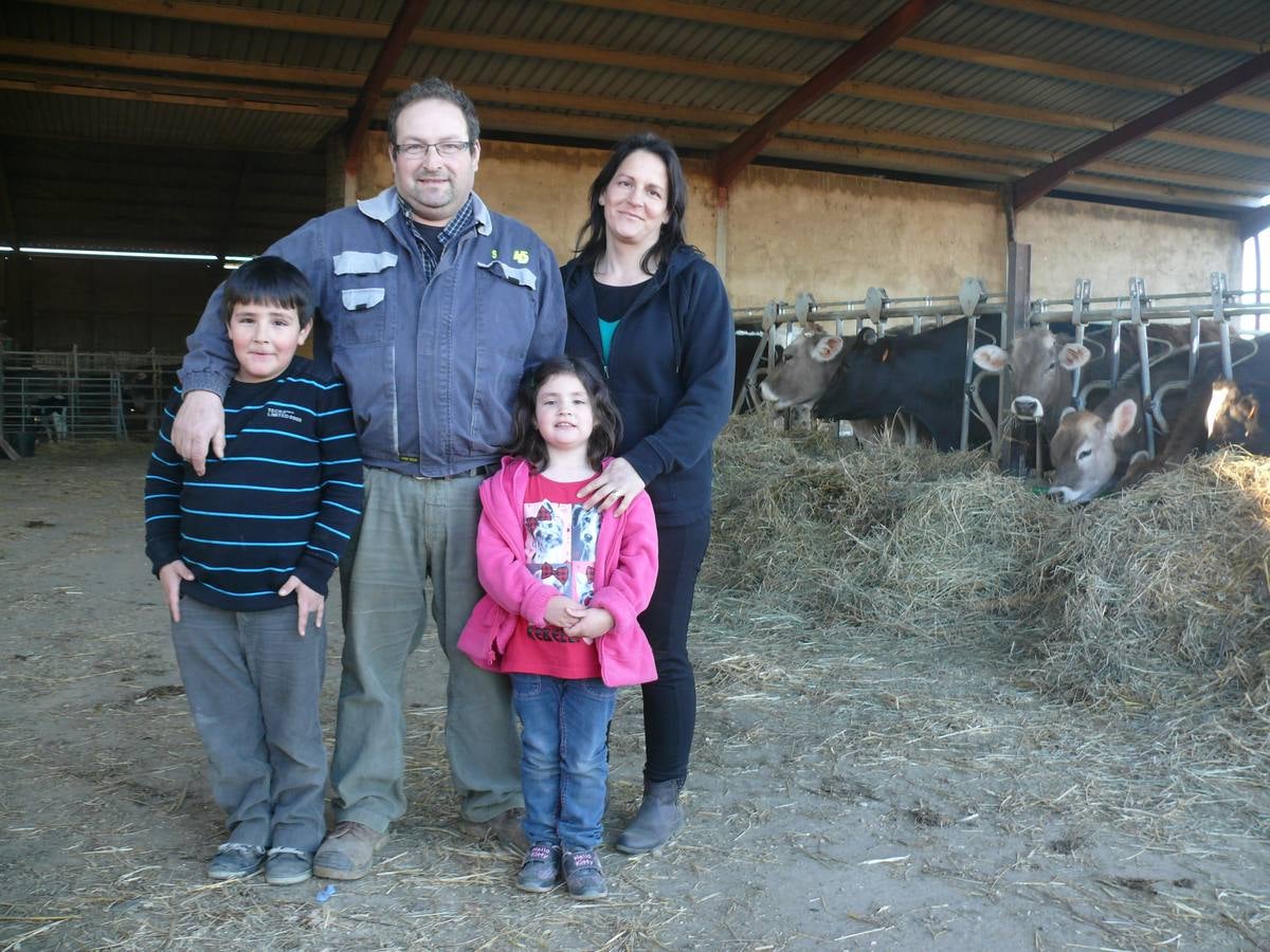 Susana, junto a su marido, José Carlos, y sus hijos, José Carlos y Paula, posan junto a sus vacas. 