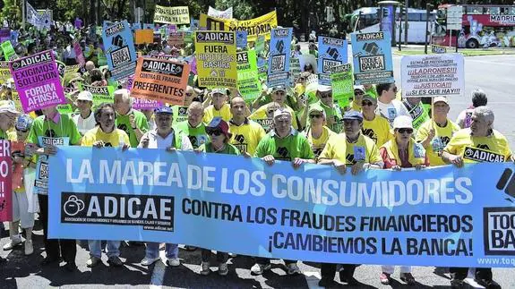 Manifestación de asociados de Adicae en Madrid contra el sistema financiero y los fraudes bancarios.