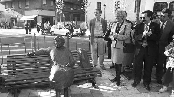 La estatua de la novelista se colocó en 1996. 