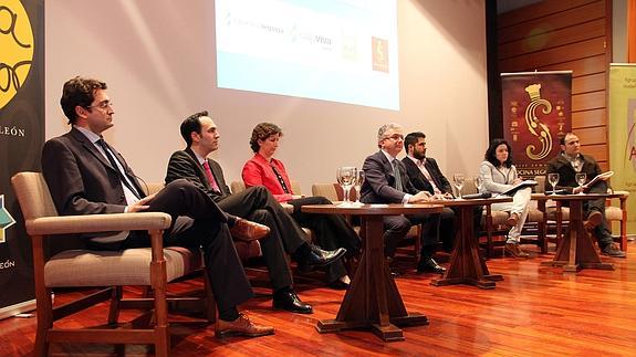 Mesa redonda moderada por Pedro Palomo. 