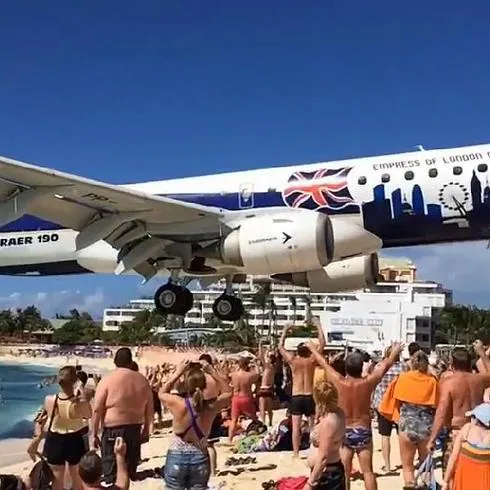 Impresionante vídeo en 'slow motion' del aterrizaje de un avión junto a una playa