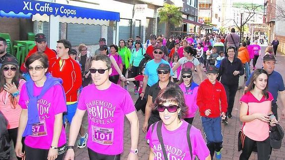 Los andarines avanzan por las calles de Guardo, en la marcha solidaria celebrada este sábado. 