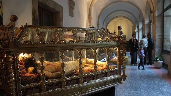 Imagen de una de las urnas en la muestra que se puede ver en el Seminario Diocesano de Astorga.