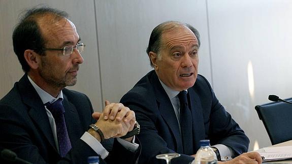 El presidentes y consejero delegado de Cofides, Santiago Marín y el consejero de Economía, Tomás Villanueva, durante la jornada con empresarios de Castilla y León. 