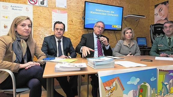 Inmaculada Matías (DGT), Pablo Trillo (delegado de la Junta), José Antonio Martínez Bermejo (subdelegado del Gobierno), Violeta Martín (Sacyl) y Juan Miguel Recio (Guardia Civil). A la derecha, una futura madre, en uno de los talleres en su centro de salud.