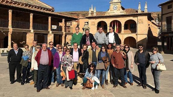 Participantes en la visita a la comarca de Ayllón posan en la Plaza Mayor de la localidad.
