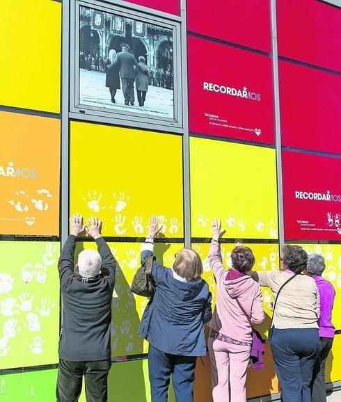 Centenares de manos blancas ocupan ya buena parte del mural del centro municipal Julián Sánchez ‘El Charro’.