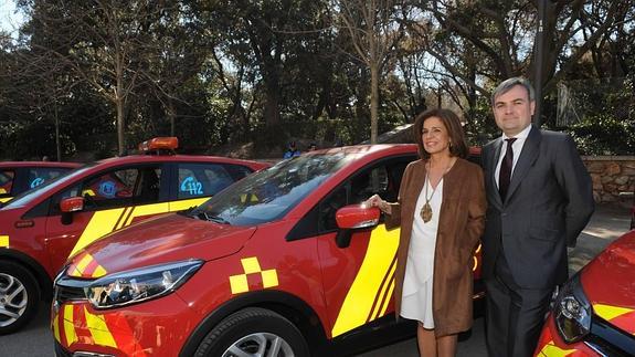 La alcaldesa de Madrid, Ana Botella, posa con algunos de los vehículos de la flota de Renault Captur para los bomberos de la capital de España. 