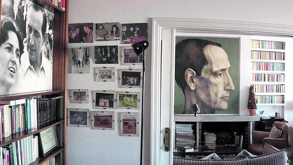 Vivienda familiar de Miguel Delibes en la calle Dos de Mayo, de Valladolid, con el escritorio del novelista a la derecha, presidido por el retrato de su esposa, Ángeles de Castro. 