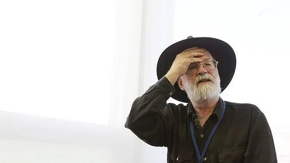 Terry Pratchett escucha las mayúsculas