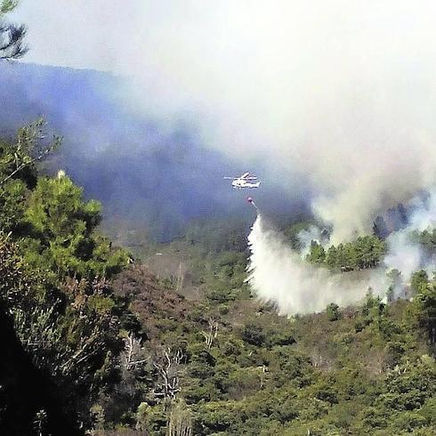 Imagen de un helicoptero lanzando agua en Monsagro. 