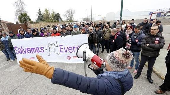 Concentración de los trabajadores de Everest frente a la fábrica cuando se cumple la primera semana de huelga. 