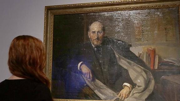 Una visitante observa un retrato de Ramón y Cajal, obra de Joaquín Sorolla. 