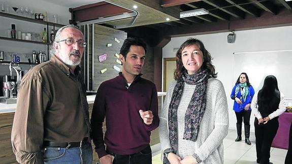 Manuel Rodríguez, Jorge Hernández, de la Escuela Santiago y Belén Santamaría, de Cáritas, ayer. 